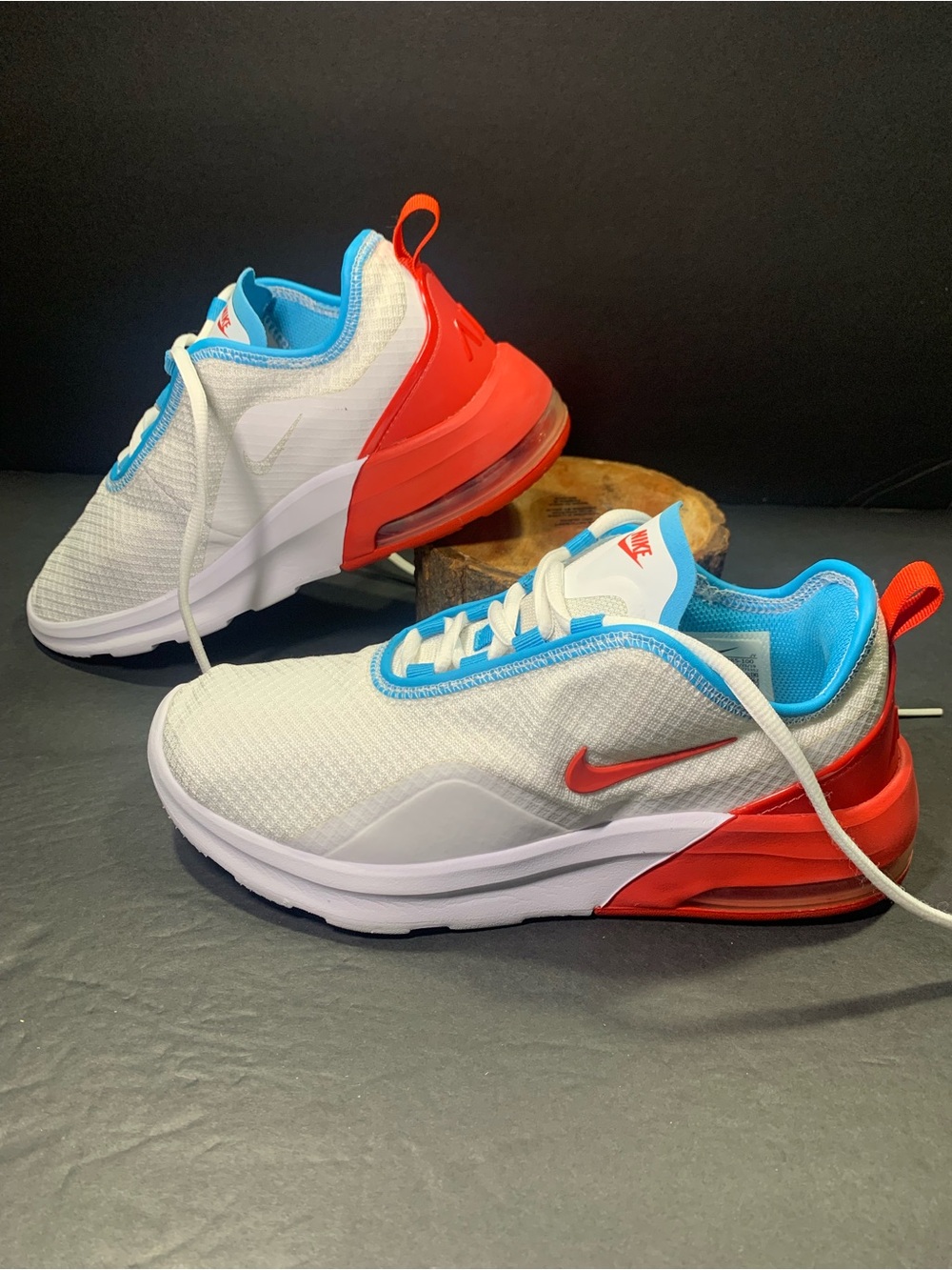Nike Air Max Motion 2 Women’s White Red Blue Sneakers Shoe Size 7.5